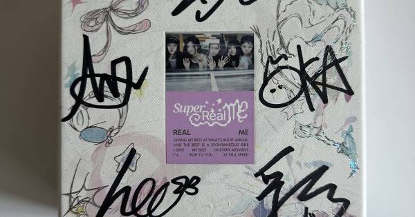 ILLIT [SUPER REAL ME] 直筆サイン入り　サイン　アルバム サイン入り illit Super Real Me アルバム : r/kpopcollections